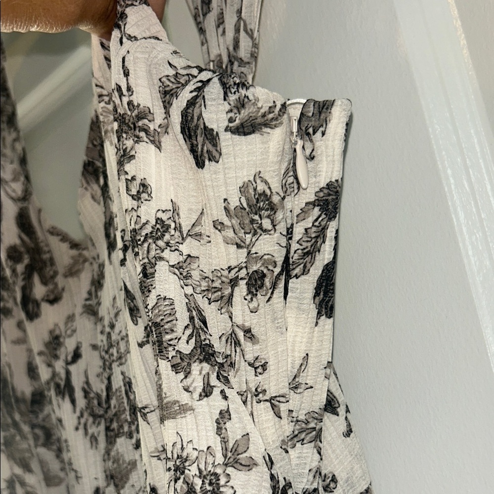 Express Black and White cold shoulder Floral Maxi Dress - Picture 5 of 8